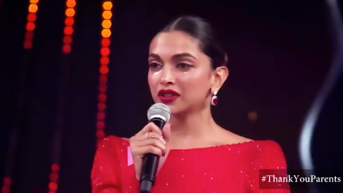 Deepika Padukone gets emotional on the stage during Filfare awards. (Photo Courtesy: <a href="https://www.facebook.com/sonytelevision/?fref=ts">Sony Entertainment’s Facebook page</a>)