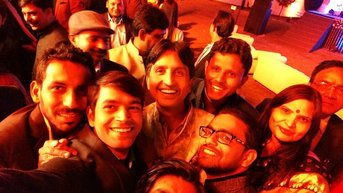 Kumar Vishwas with AAP colleagues during his birthday bash on Wednesday (Photo Courtesy: Twitter/<a href="https://twitter.com/Gaurav_AAP">@Gaurav_AAP</a>)