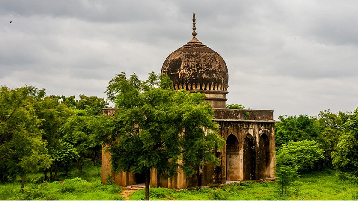 

The garden in which the Sultans and their family members are buried. (Photo Courtesy: <i>The News Minute</i>)
