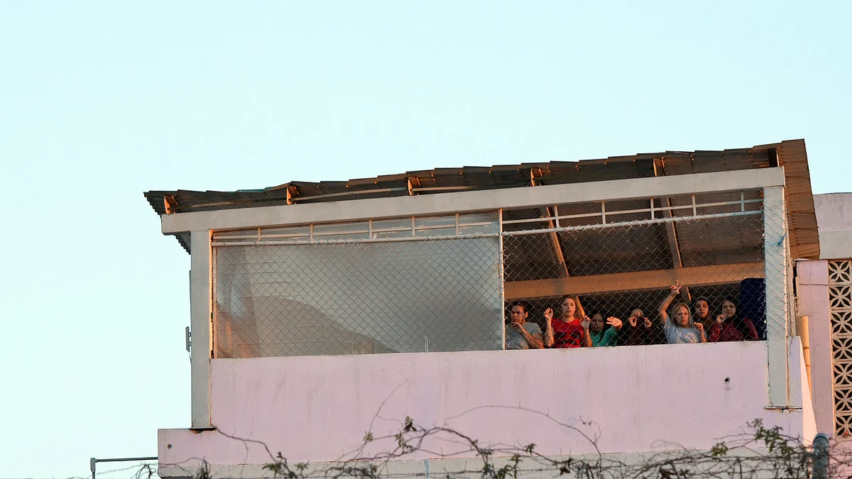 Inmates at the Topo Chico prison shout after a riot broke out on Thursday, at midnight. (Photo: AP)