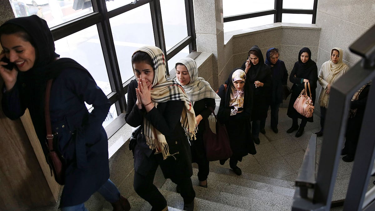 Iranians queue for voting in the parliamentary and Experts Assembly elections in a polling station in central Tehran, Iran, Friday, Feb 26, 2016. (Photo: AP)