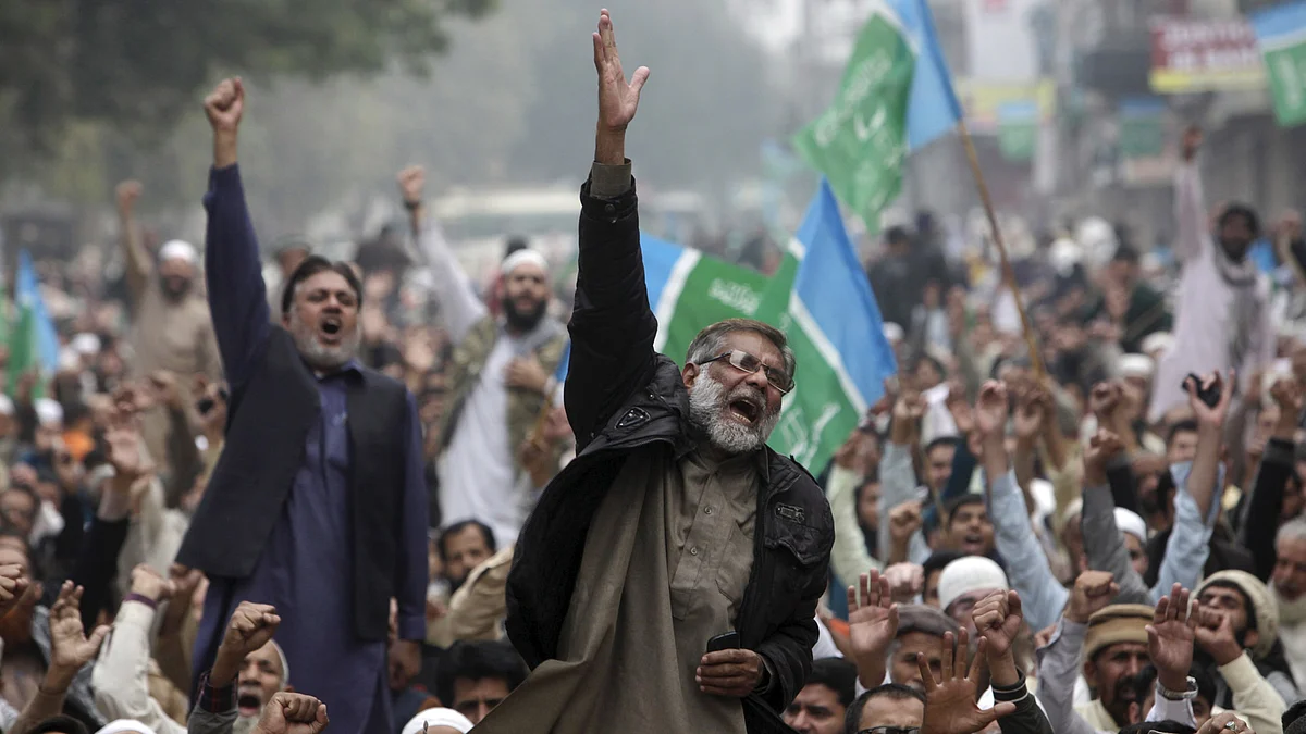 Supporters of Jamaat-e-Islami, a Pakistani religion-based political party, shout slogans as they protest the Bangladesh government’s execution of its leaders, in Lahore, Pakistan, 29 November  2015. (Photo: Reuters)