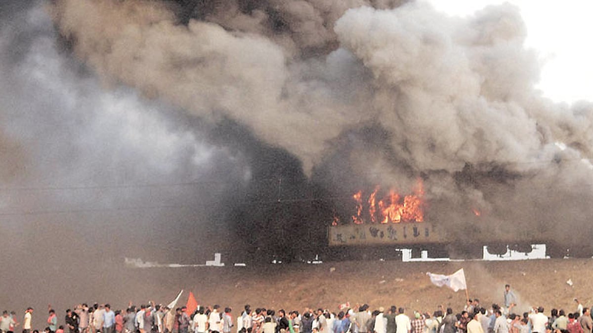 Protesters set fire to the Ratnachal Express at Tuni in East Godavari district, Sunday. (Photo: PTI)