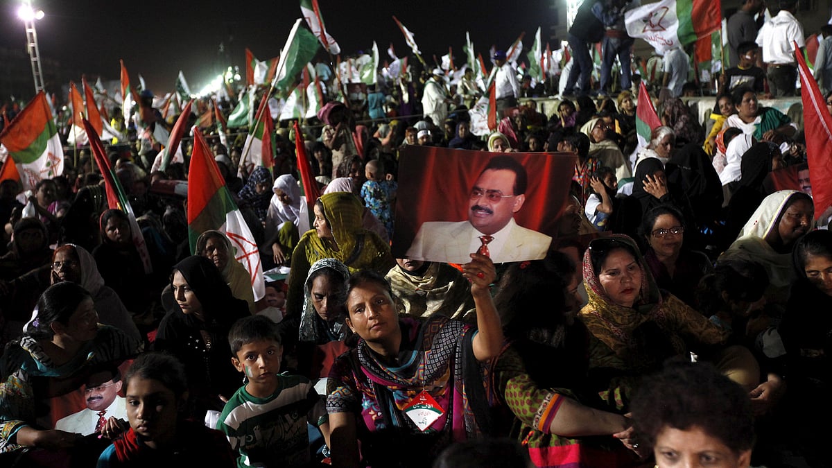A supporter of Pakistan’s Muttahida Qaumi Movement (MQM) political party holds a poster of MQM chief Altaf Hussain  in Karachi, 18 April 2015. (Photo: Reuters)