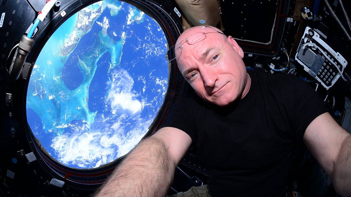 Just your average selfie from the international Space Station. (Photo: Scott Kelly’s Official <a href="https://www.facebook.com/131376260352637/photos/pb.131376260352637.-2207520000.1456815211./503372066486386/?type=3&theater">Facebook</a> Page)