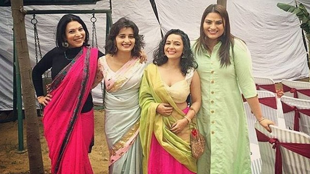 The reunion took place at the wedding of Shubhi who played Gunjan in Chak De India. 