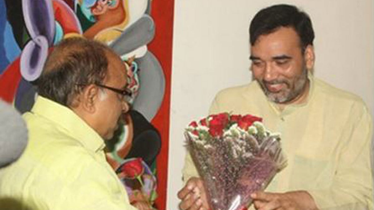 Delhi government’s Transport Minister Gopal Rai at the residence of BJP leader Vijay Goel. (Photo courtesy: Twitter/<a href="https://twitter.com/VijayGoelBJP/status/721961646747324416">@VijayGoelBJP</a>)