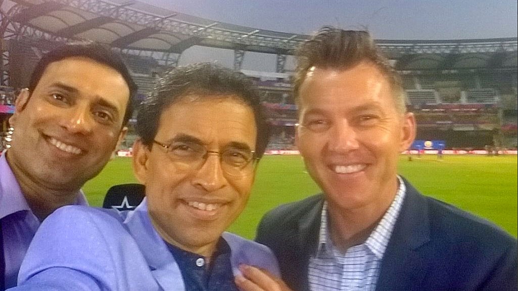 Harsha Bhogle (centre) with VVS Laxman and Brett Lee. (Photo: Twitter/<a href="https://twitter.com/bhogleharsha">bhogleharsha</a>)
