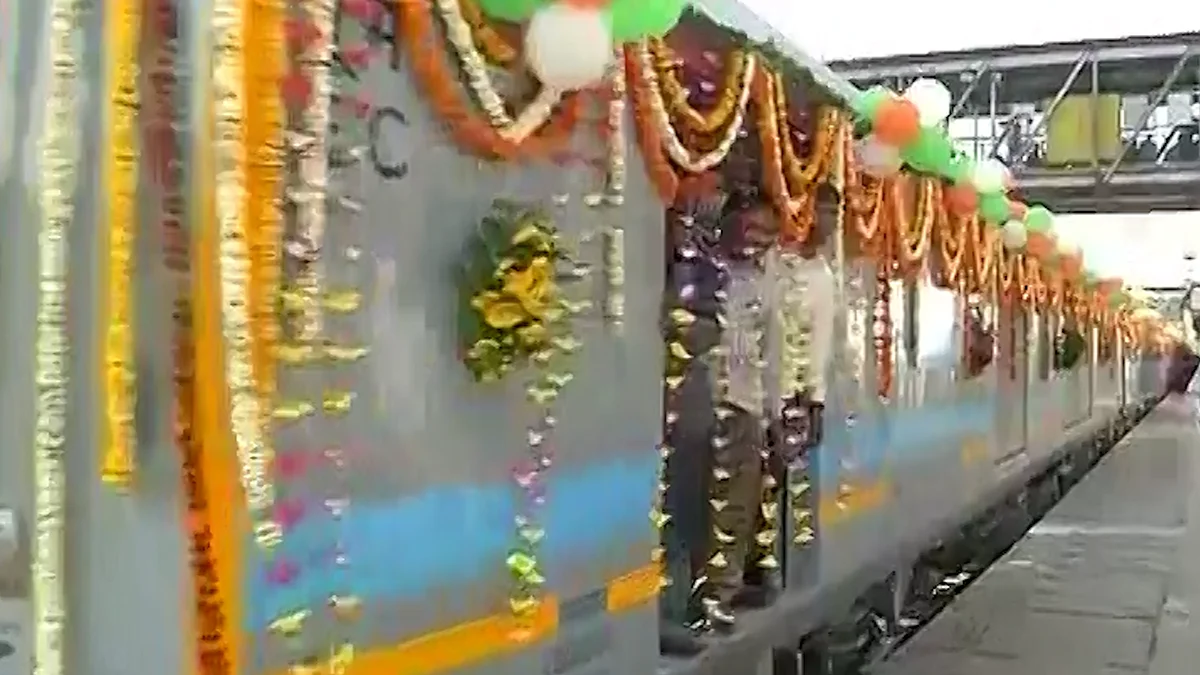 

The country’s first semi-high speed train – Gatimaan Express – was flagged off by Railways Minister Suresh Prabhu . (Photo: ANI screengrab)