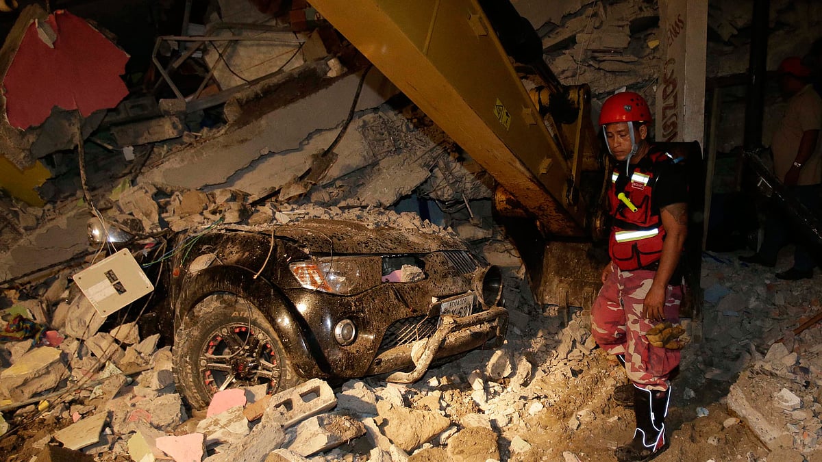 A rescue worker searches in the rubble of a destroyed house in the Pacific coastal town of Pedernales, Ecuador, 17 April  2016. (Photo: AP)