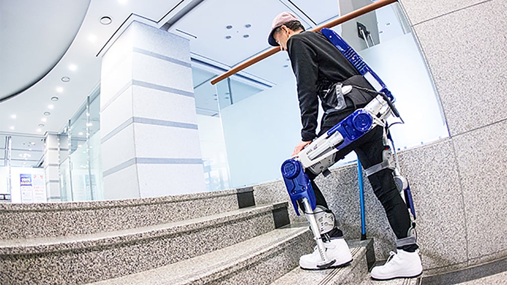 Hyundai’s wearable robot makes you look like a Cybertron. (Photo: Hyundai)