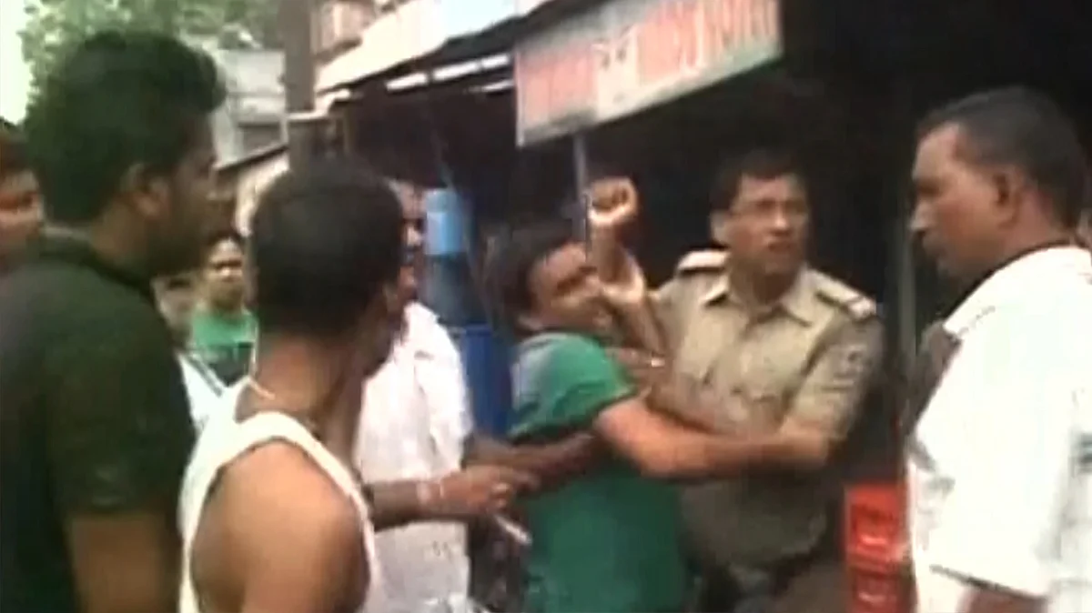 A police officer, being thrashed by drug smugglers in Asansol, West Bengal, after the former asked to inspect a vehicle during a routine check. (Photo: ANI screengrab)