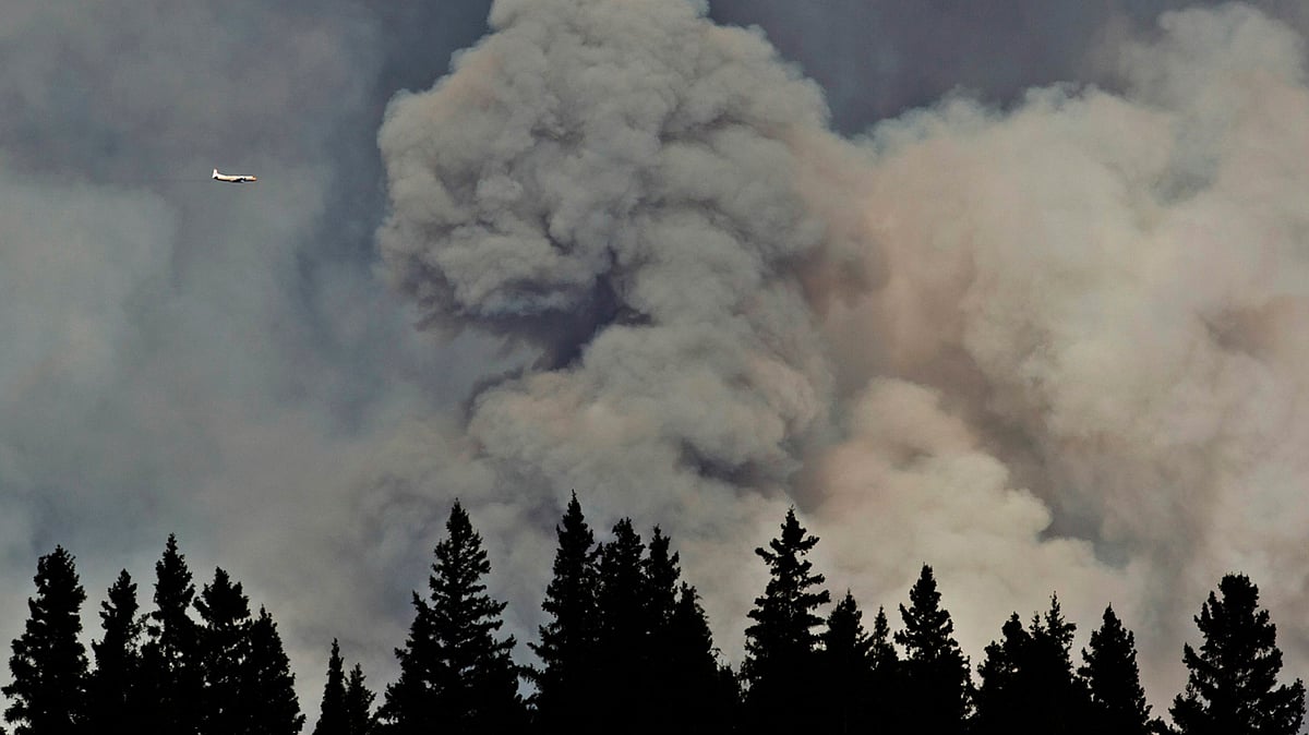 Volatile situation is fraying the nerves of residents and officials alike as wildfire continue to bear down on the Fort McMurray area of northern Alberta. (Photo: AP)