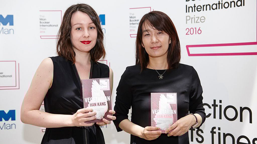 The proud winner (R) along with her translator Deborah Smith. (Photo: Twitter/<a href="https://twitter.com/ManBookerPrize">Man Booker Prize</a>)