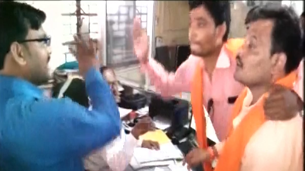 Shiv sena leader slaps Central Bank of India’s employee. (Photo: ANI screengrab)