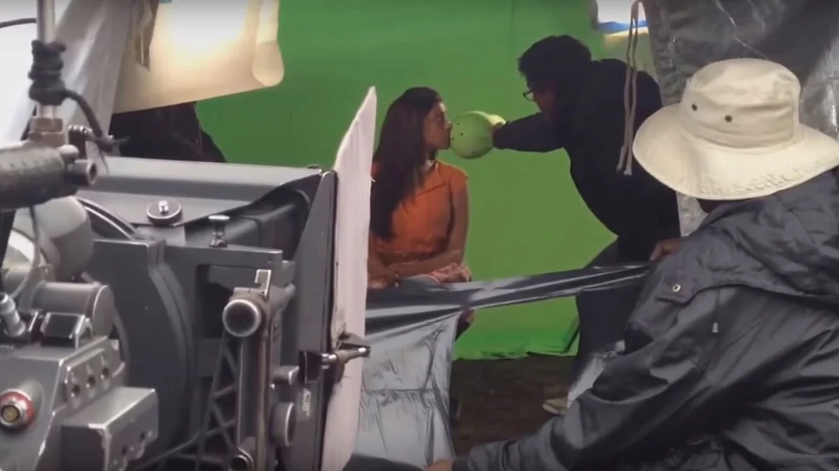 Kajal Agrawal using the chroma screen to fake a kiss. (Photo courtesy: Youtube/<a href="https://www.youtube.com/watch?v=SUUU_mftG1E&amp;feature=youtu.be">Pavani Ar</a>)
