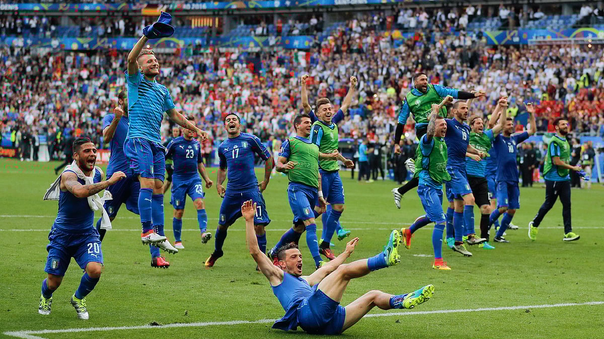 Italian players celebrate after defeating Spain 2-0 in the Euro 2016. (Photo: AP)