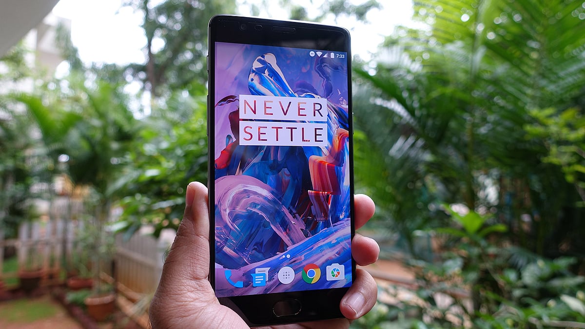 The AMOLED Full-HD display is bright and sharp. (Photo: The Quint/@2shar)