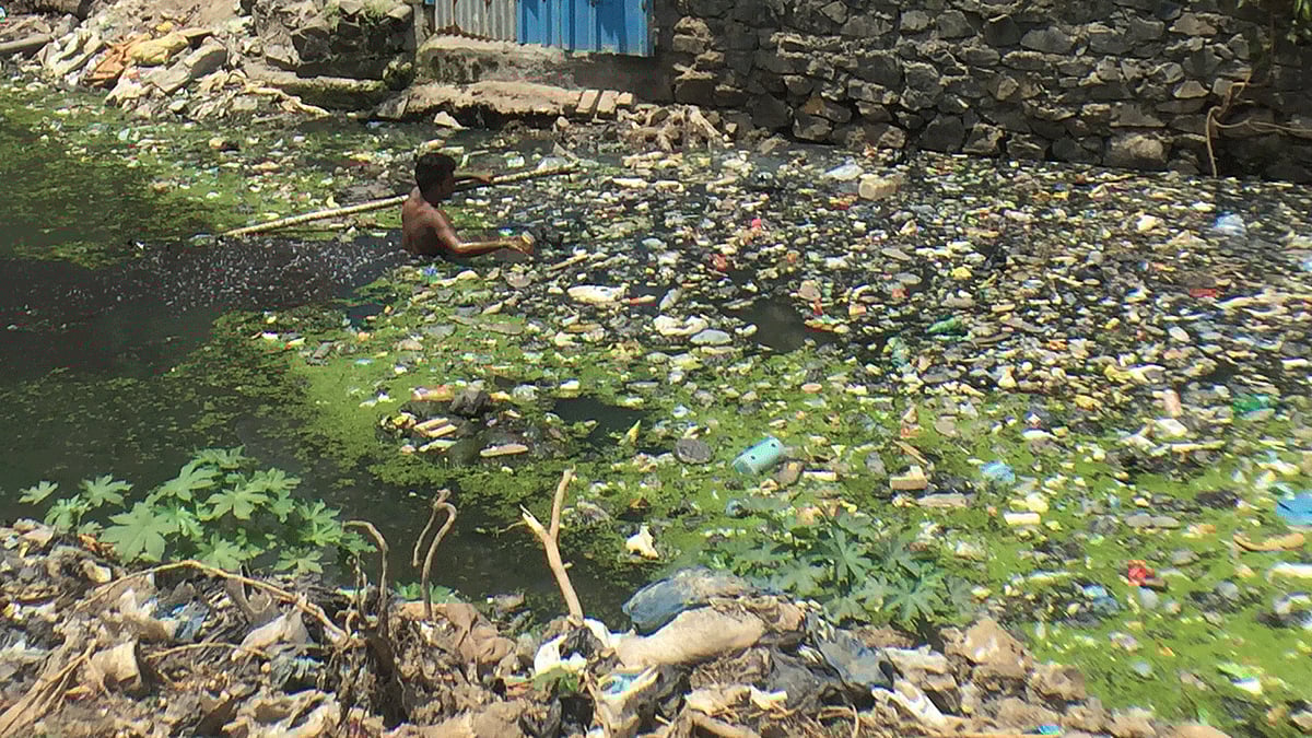 A drain cleaner at work in a drain in Bharat Nagar, Bandra (East) on June 7, 2016. (Photo: <b>The Quint</b>/Pallavi Prasad)