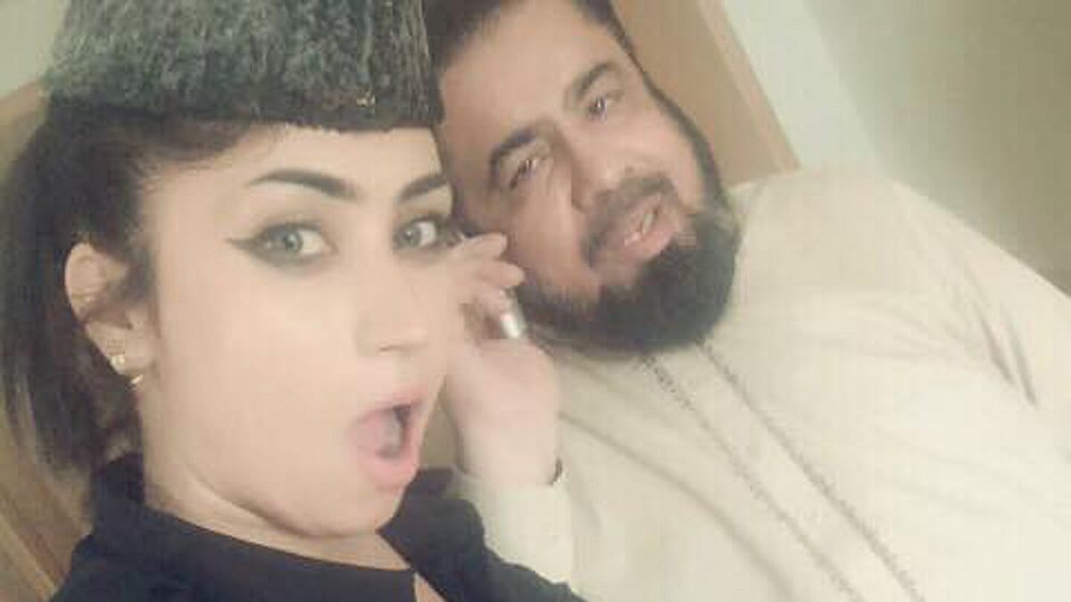 Pakistan Model Qandeel Baloch and Mufti Abdul Qavi. (Photo courtesy: Facebook/<a href="https://www.facebook.com/OfficialQandeelBaloch/photos/a.520941114717312.1073741852.339947236150035/867641736713913/?type=3&amp;theater"><i>@QandeelBalochOfficial</i></a>)