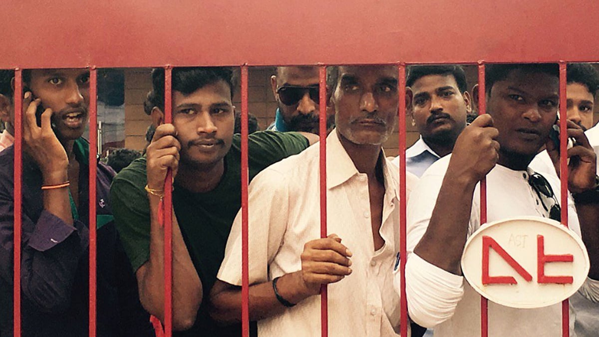 Waiting in line for Kabali tickets. (Photo courtesy: Twitter/<a href="https://twitter.com/vyckram">@vyckram</a>)