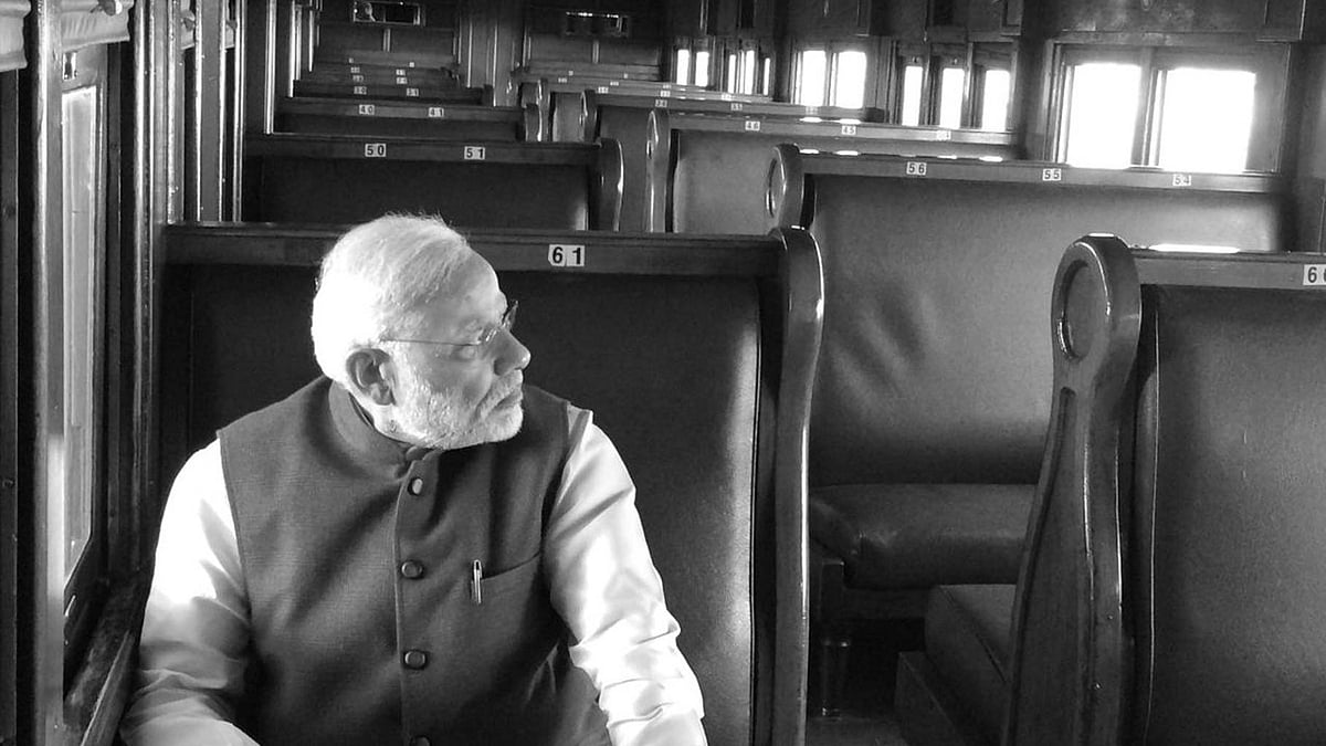 Prime Minister Narendra Modi on the train journey from Pentrich to Pietermaritzburg on Saturday, 9 July 2016. (Photo Courtesy: Twitter/<a href="https://twitter.com/narendramodi/status/751730960563998720">@narendramodi</a>)