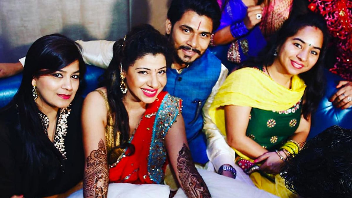 Sambhavna Seth poses with her husband-to-be Avinash Dwivedi and  friends, during her <i>mehndi</i> ceremony (Photo Courtesy: <a href="https://www.instagram.com/p/BHzYzYzAAbW/?taken-by=sambhavnasethofficial">Instagram/@sambhavnasethofficial</a>)