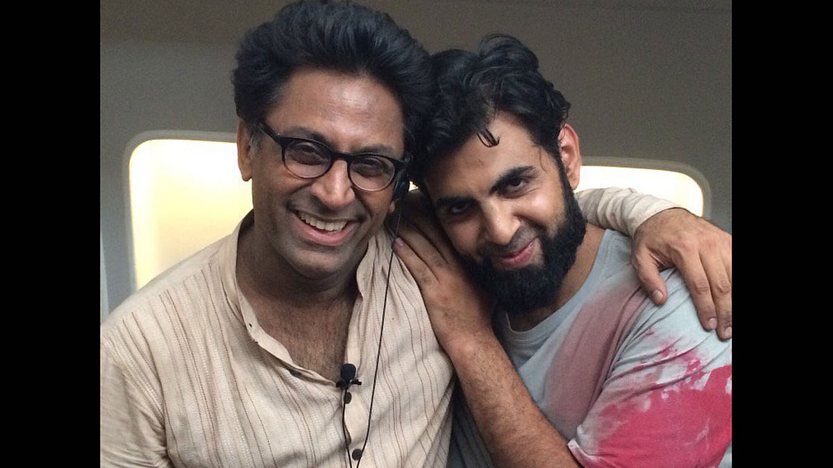 Abrar Zahoor with <i>Neerja</i>’s director Ram Madhvani. (Photo Courtesy: Twitter/<a href="https://twitter.com/Theabrarzahoor">@Theabrarzahoor</a>)<a href="https://twitter.com/Theabrarzahoor"></a>