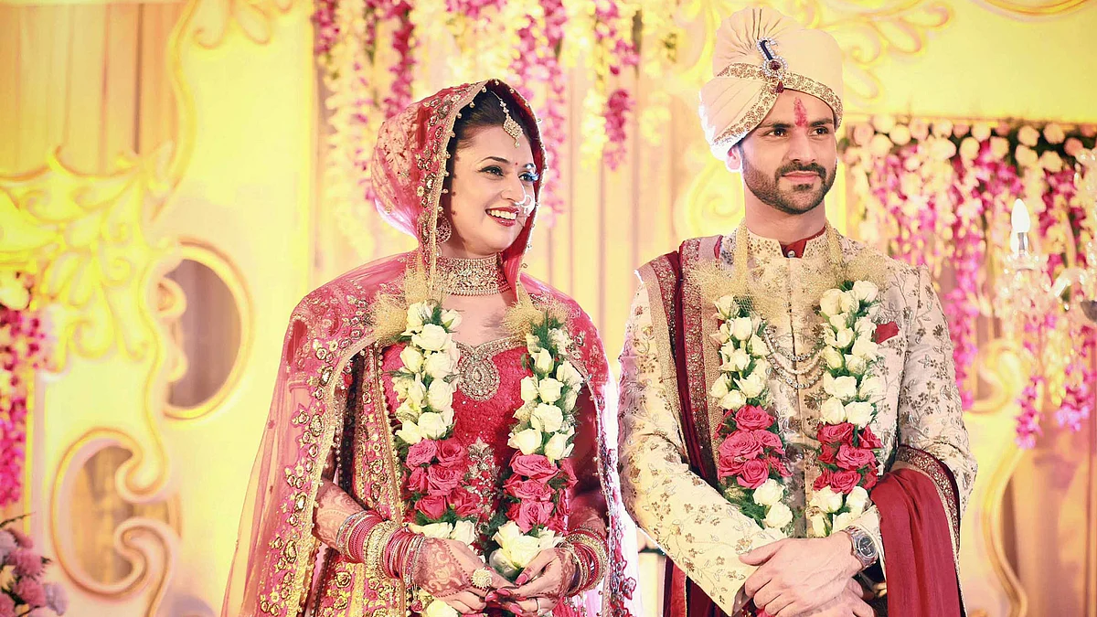 Divyanka Tripathi and Vivek Dahiya pose as the newly weds Mr &amp; Mrs Dahiya. (Photo: Yogen Shah)
