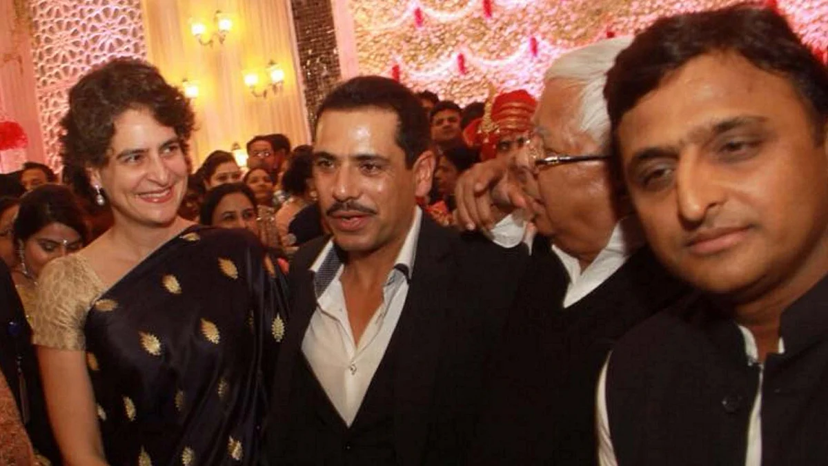 Robert Vadra (second from left) with wife Priyanka Gandhi (left), UP CM Akhilesh Yadav (right) and RJD chief Lalu Prasad Yadav. (Photo Courtesy: <a href="https://www.facebook.com/photo.php?fbid=10155236003910029&amp;set=t.764044809&amp;type=3&amp;theater">Facebook Page of Robert Vadra</a>)