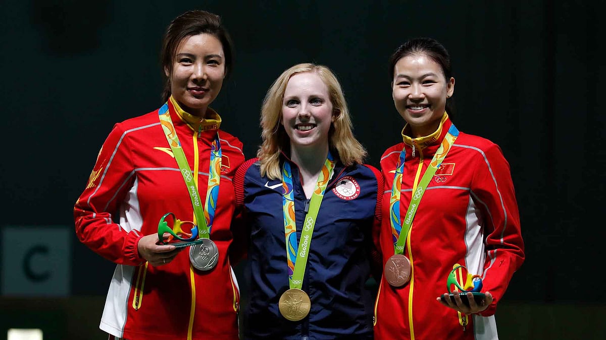 Gold medal winner, Virginia Thrasher of the United States, center, poses for a picture with silver medal winner, Du li of China, left, and bronze medalist China’s Yi Siling. (Photo: AP)<a></a>