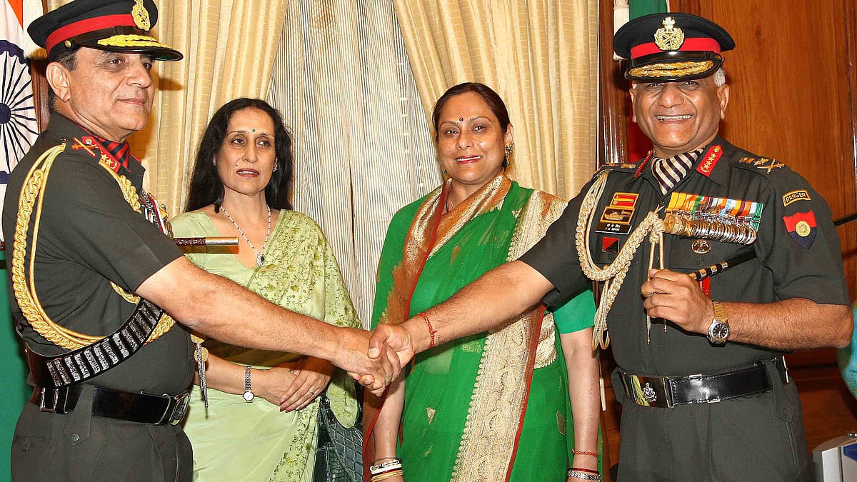 General V.K. Singh (extreme right) and his wife (2nd from right) in New Delhi on March 31, 2010. (Photo: <a href="http://http://pib.nic.in/newsite/photo.aspx">Press Information Bureau</a>)