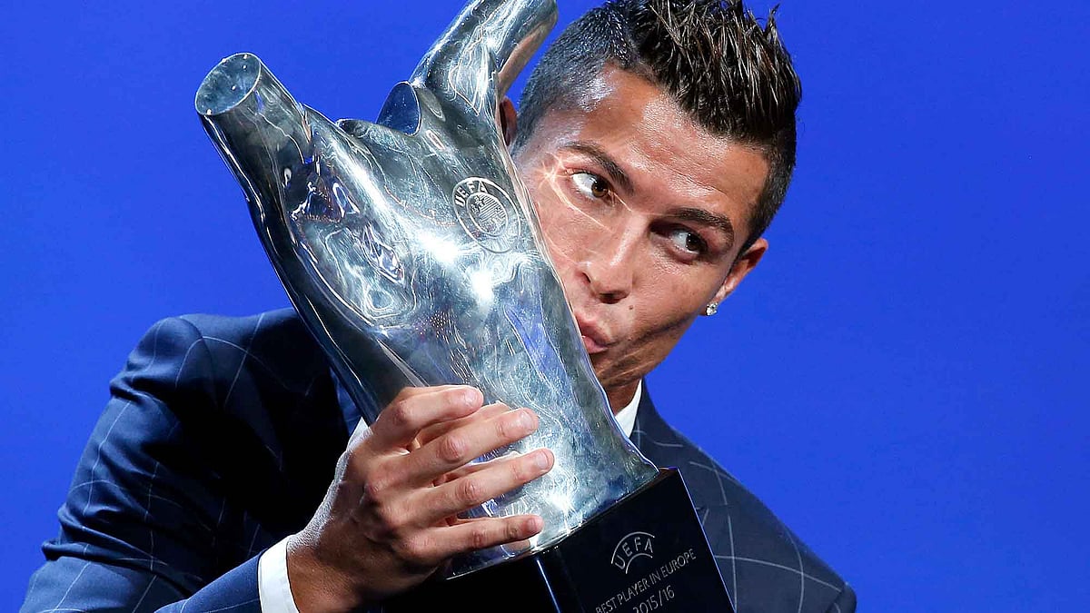 Real Madrid’s forward Cristiano Ronaldo of Portugal, kisses his trophy after winning the best player of the year trophy, during the UEFA Champions League draw. (Photo: AP)