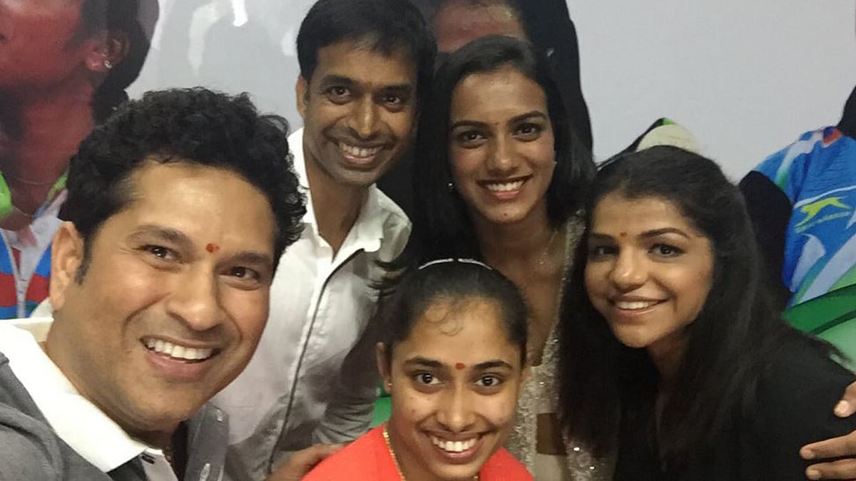 Hyderabad District Badminton Association president Chamundeshwarnath gifted the luxury cars to the four sportspersons. (Photo Courtesy: Twitter/<a href="https://twitter.com/sachin_rt/status/769782419339808768">Sachin_rt)</a>