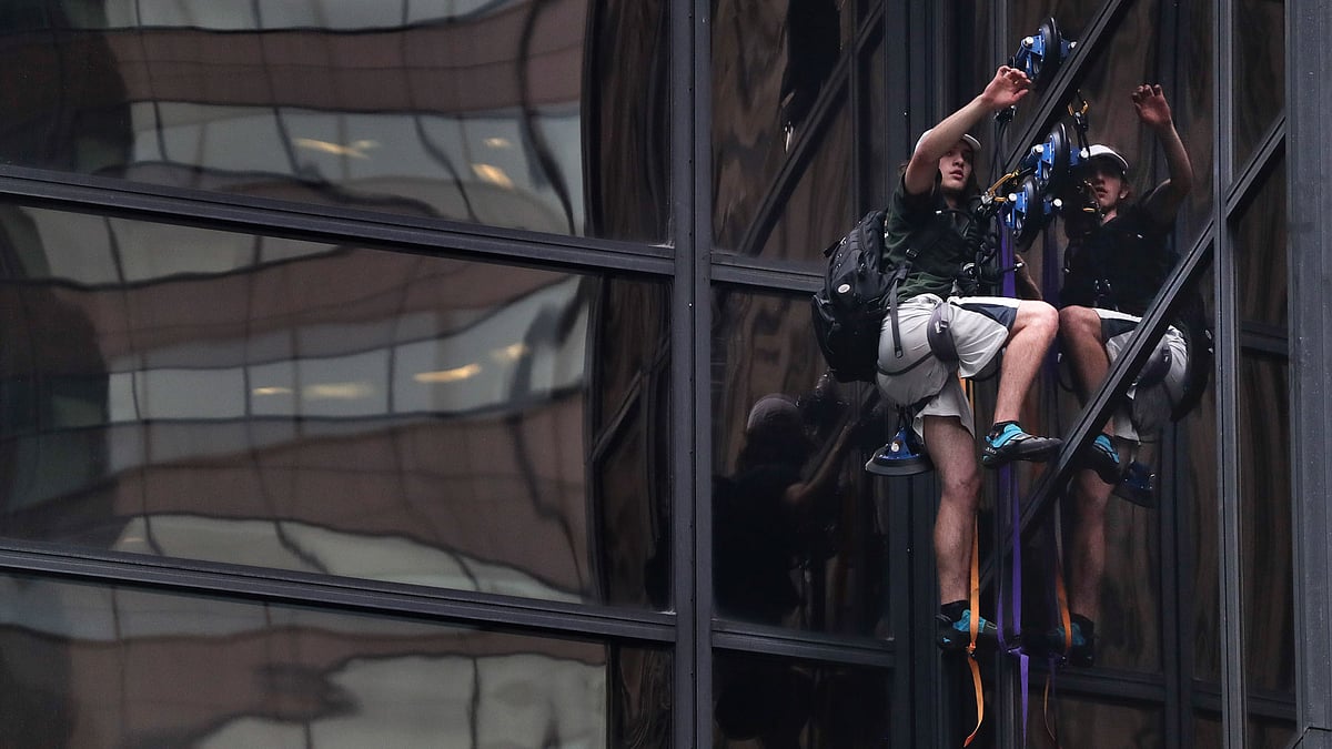 A man scales Trump Tower using suction cups, Wednesday, 10 August 2016, in New York. (Photo: AP)
