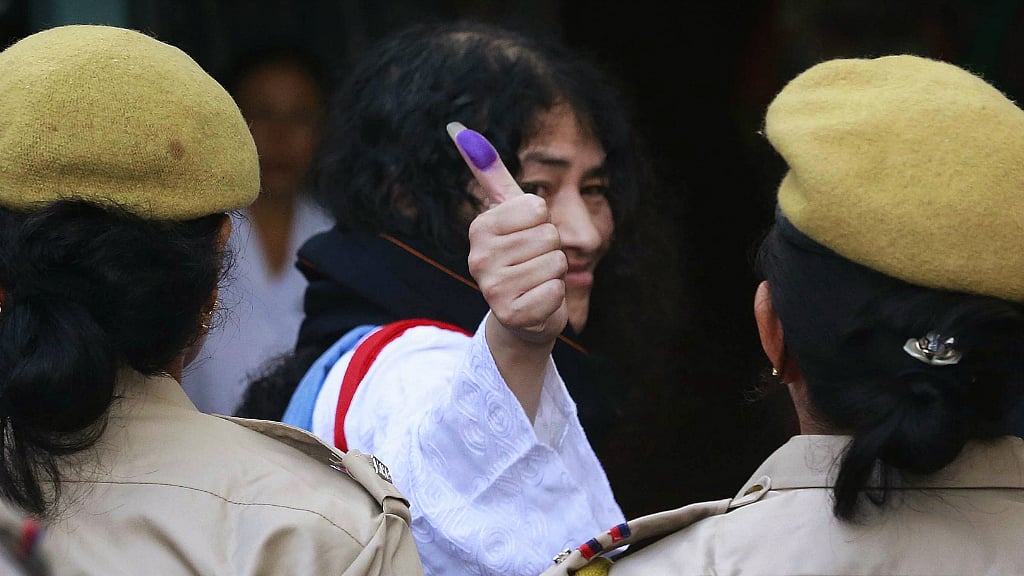 Irom Sharmila gives a thumbs-up sign as she leaves after breaking her fast in Imphal, Manipur. (Photo: AP)