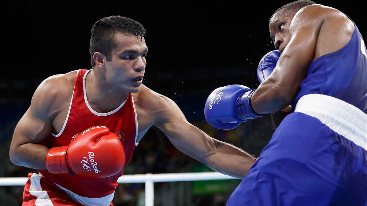 India’s Vikas Krishan, left, fights USA’s Charles Albert Shone Conwell during the men’s middleweight 75-kg boxing match. (Photo: AP)