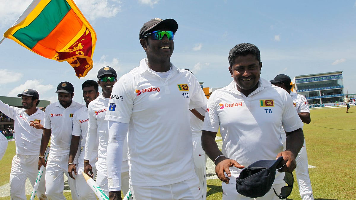 Sri Lankan captain Angelo Mathews along with spinner Rangana Herath acknowledges the crowd after winning the 3rd Test Match against Australia by 163 runs at Colombo. (Photo: AP)