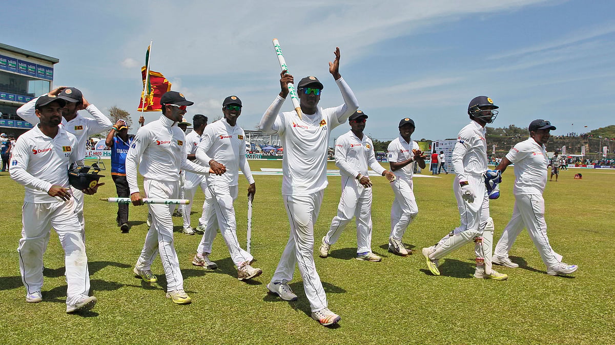 Sri Lankan skipper Angelo Mathews leads his pack after winning the 2nd Test Match at Galle. (Photo: AP)