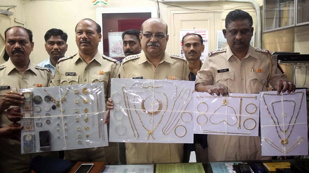 

Mumbai police team display seized jewellery at Antop Hill Police station in Mumbai on  2 April 2016. (Photo: IANS)