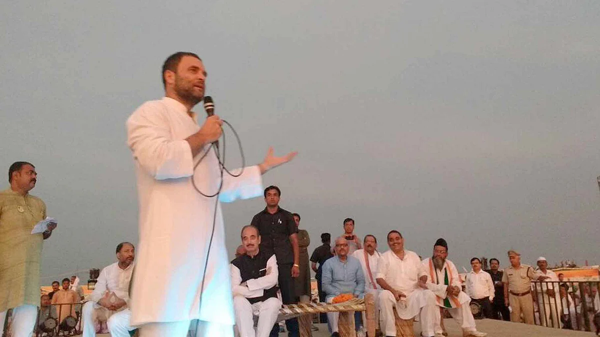 Rahul Gandhi at khat sabha in Ghazipur. (Photo Courtesy: Twitter/<a href="https://twitter.com/OfficeOfRG/status/774958060355907585">@OfficeofRG</a>)