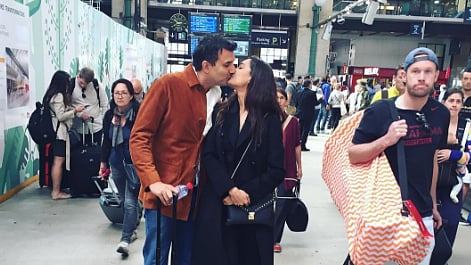 Lisa Haydon kissing her boyfriend Dino Lalvani. (Photo courtesy: <a href="https://www.instagram.com/p/BK1YS2ADnOn/?taken-by=lisahaydon">Instagram/ @LisaHaydon</a>)