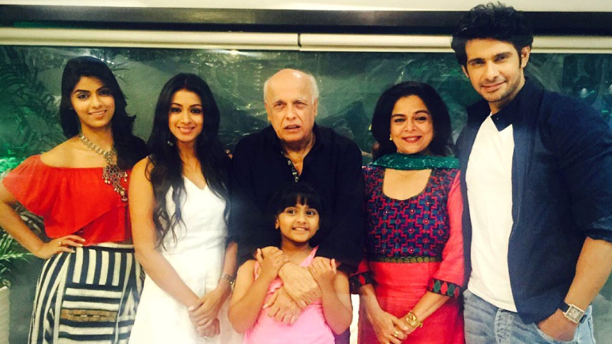 Mahesh Bhatt poses with team <i>Naamkarann</i>. (Photo courtesy: Twitter/@MaheshNBhatt)