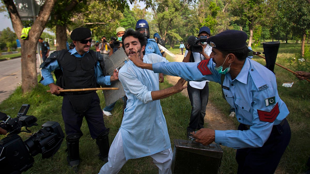 It says that police in Pakistan routinely and unlawfully kill criminal suspects by means of fake “encounter killings”. (Photo: AP)