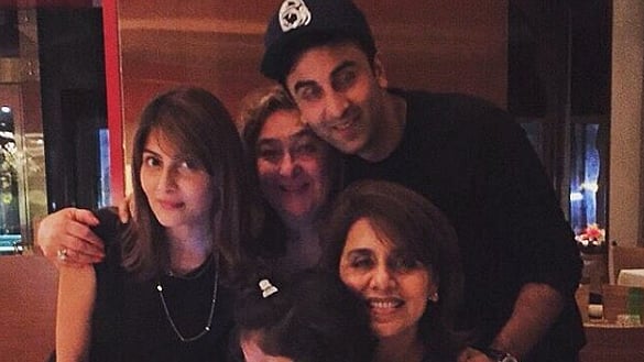 Ranbir Kapoor poses with his family. (Photo courtesy: Instagram/ @<a href="https://www.instagram.com/p/BK3tWMbATVA/?taken-by=riddhimakapoorsahni">ridhimakapoorsahni</a>)