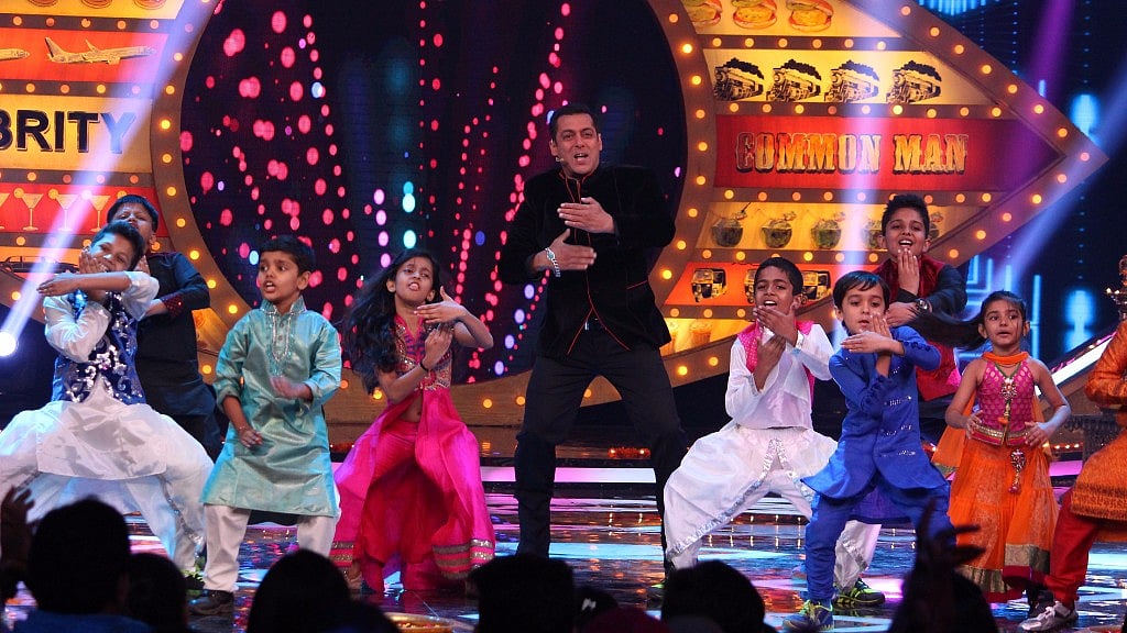Salman Khan dances with kids on tonight’s episode. (Photo Courtesy: Colors)