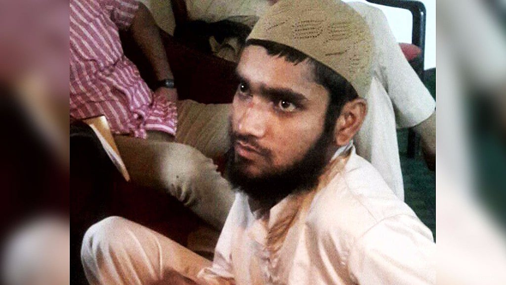 Bahadur Ali, the LeT militant captured in Kupwara, Kashmir, on Tuesday, 26 July 2016. (Photo Courtesy: Twitter/@manakgupta/altered by The Quint)