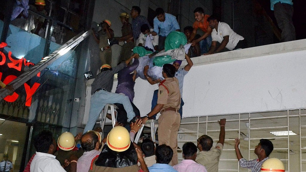 Rescue operations at SUM hospital Odisha after the ICU ward caught fire on Monday, 17 October 2016. (Photo: PTI)