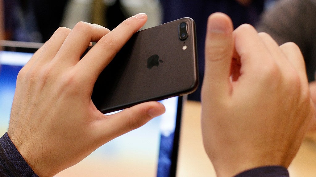 Man holds a iPhone 7 Plus in his hand. (Photo: AP)