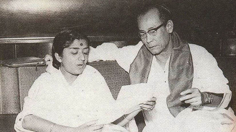  Lata Mangeshkar and SD Burman creating magic together (Photo Courtesy: Twitter/<a href="https://twitter.com/chitralekhamag/status/517207952931835904">@chitralekhamag</a>) &nbsp;